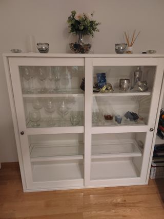 Vitrina corredera blanca con puertas de cristal