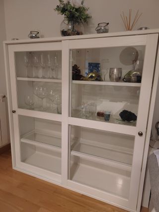 Vitrina corredera blanca con puertas de cristal