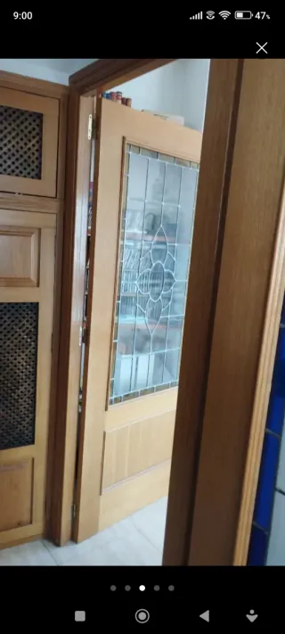 Puerta madera con cristal decorativo