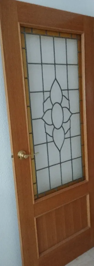 Puerta madera con cristal decorativo