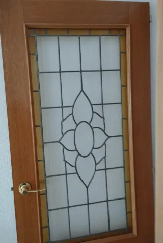 Puerta madera con cristal decorativo