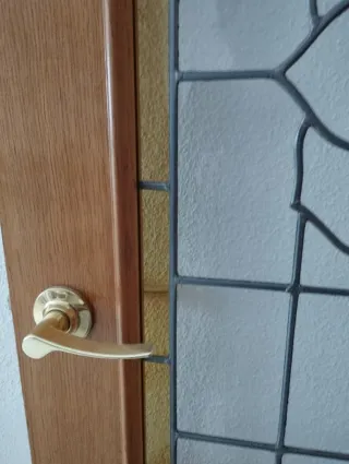 Puerta madera con cristal decorativo