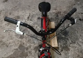 Bicicleta infantil roja 16".