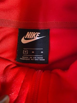 Chaqueta deportiva Nike roja y negra