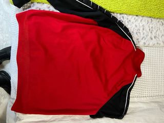 Chaqueta deportiva Nike roja y negra
