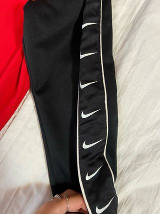 Chaqueta deportiva Nike roja y negra