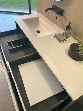 Mueble baño suspendido resina blanco