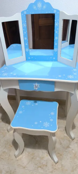 Tocador infantil con espejo y taburete.No lo mandó