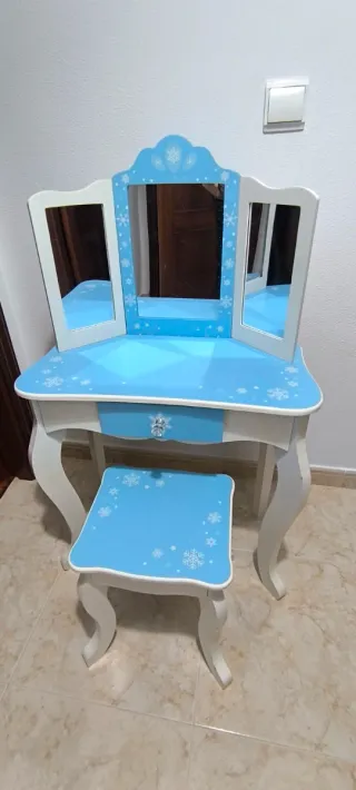 Tocador infantil con espejo y taburete.No lo mandó