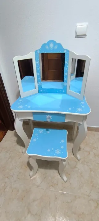 Tocador infantil con espejo y taburete.No lo mandó