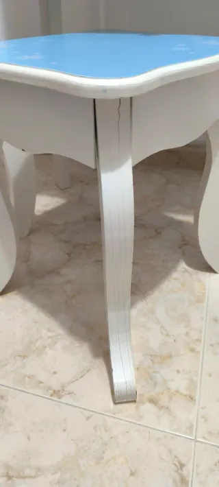 Tocador infantil con espejo y taburete.No lo mandó