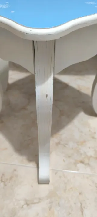 Tocador infantil con espejo y taburete.No lo mandó