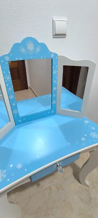 Tocador infantil con espejo y taburete.No lo mandó