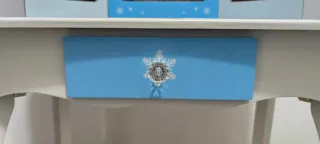 Tocador infantil con espejo y taburete.No lo mandó