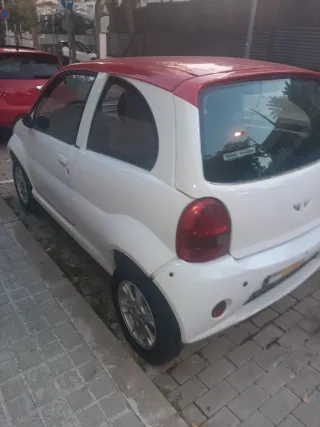 Microcoche blanco y rojo