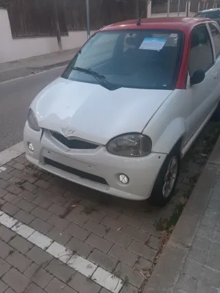 Microcoche blanco y rojo