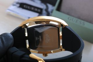 Reloj Guess Legend Negro y Dorado