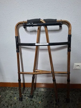 Andador Plegable Dorado y Negro