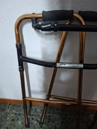 Andador Plegable Dorado y Negro