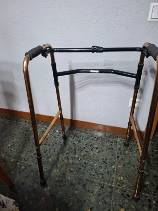 Andador Plegable Dorado y Negro