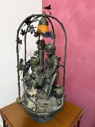 Fuente decorativa con figura de niña