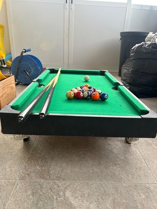 Mini mesa de billar con tacos y bolas