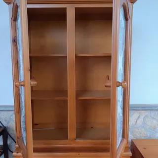 Conjunto Muebles Pino. vitrina, cajonera y Cómoda.
