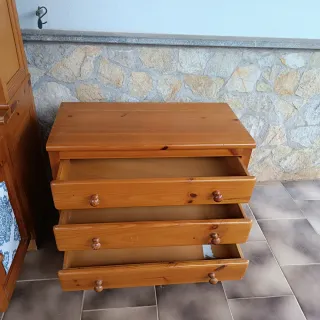 Conjunto Muebles Pino. vitrina, cajonera y Cómoda.