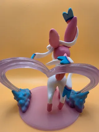 Action Figure Sylveon Pokémon Diorama