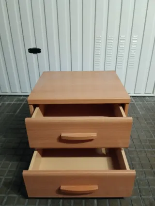 Mesita de noche de madera