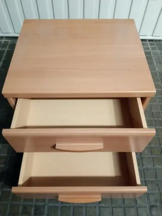 Mesita de noche de madera