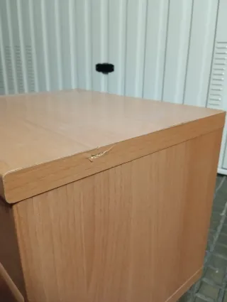 Mesita de noche de madera