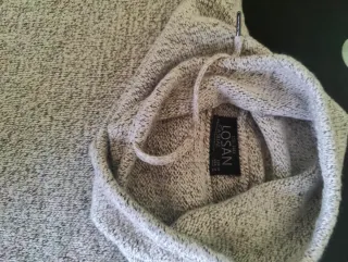 Sudadera gris cuello alto hombre