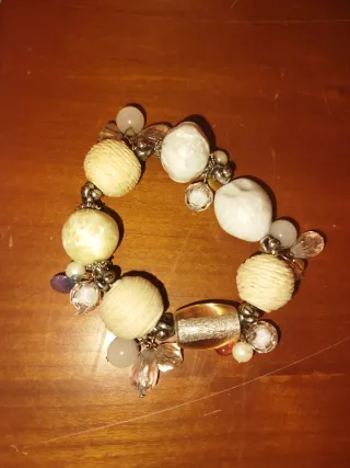 Bracciale con perle bianche e beige