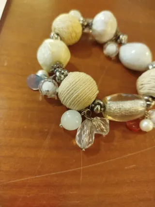 Bracciale con perle bianche e beige