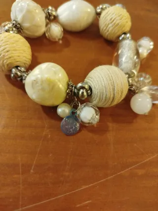 Bracciale con perle bianche e beige
