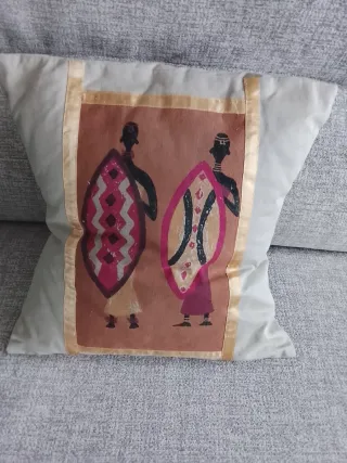 Cojín decorativo con figuras tribales