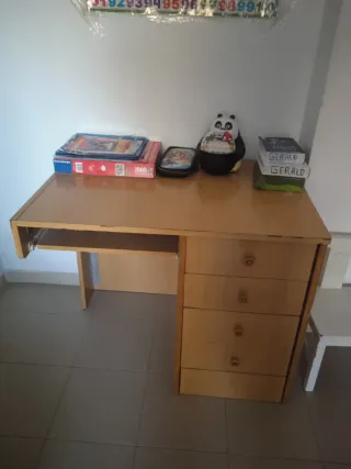 Mesa de escritorio de madera
