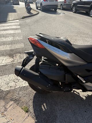 Yamaha xmax 400 gris de 2018.