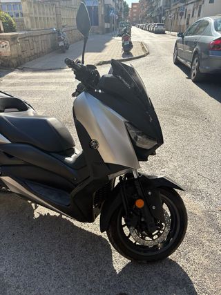 Yamaha xmax 400 gris de 2018.