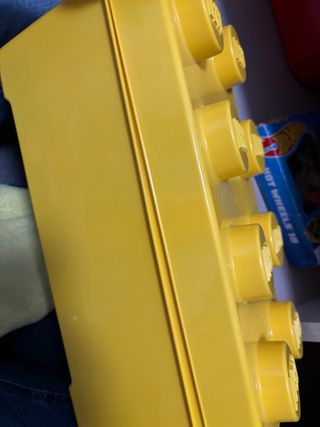 Caja de almacenamiento LEGO amarilla