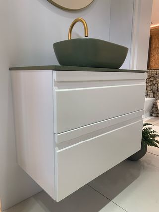 Mueble de baño suspendido blanco y verde