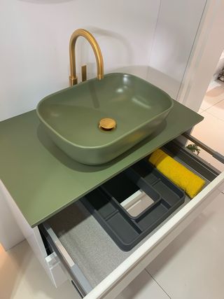 Mueble de baño suspendido blanco y verde