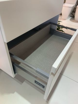 Mueble de baño suspendido blanco y verde