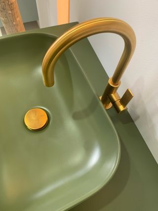 Mueble de baño suspendido blanco y verde