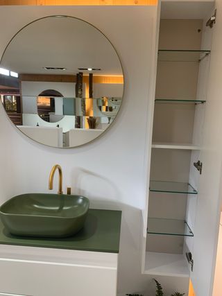 Mueble de baño suspendido blanco y verde