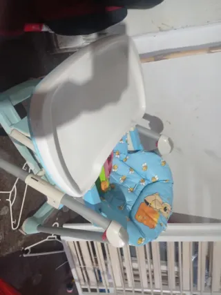 Trona de bebé azul con cojín