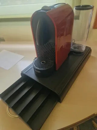 Cafetera Nespresso DeLonghi + Dispensador