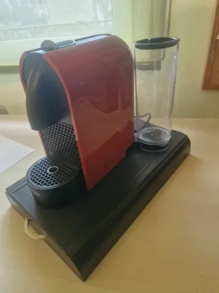 Cafetera Nespresso DeLonghi + Dispensador