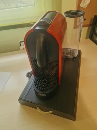 Cafetera Nespresso DeLonghi + Dispensador